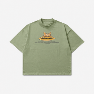 Surfer Cat boxy oversize tişört adaçayı yeşili — ön, sörf tahtalı kedi baskısı