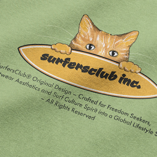 Surfer Cat boxy oversize tişört adaçayı yeşili — serigrafi baskı yakın çekim