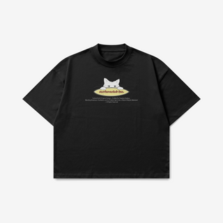 Surfer Cat boxy oversize tişört siyah — ön, sörf tahtalı kedi baskısı